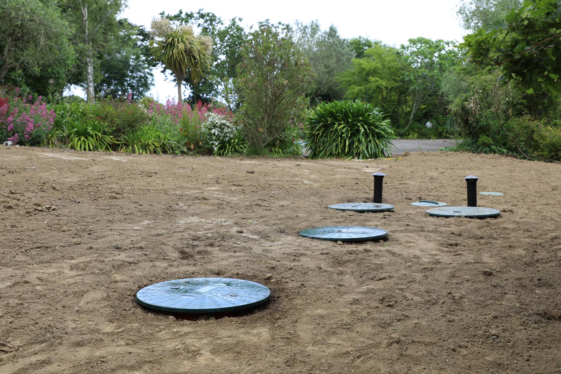 Installation ClearFox&reg; By Breizho&reg; 15EH termin&eacute;e, int&eacute;gr&eacute;e dans un jardin paysager
