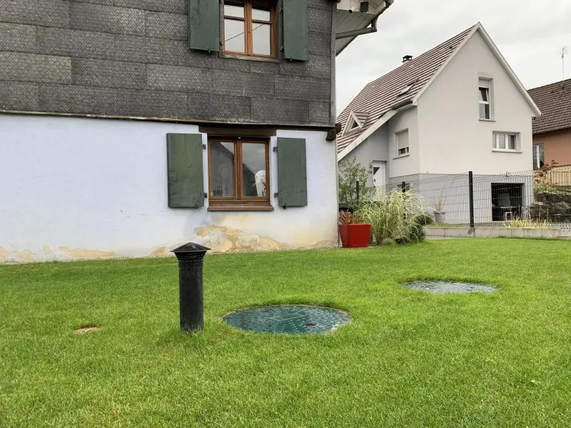 Installation termin&eacute;e d'un filtre compact ClearFox&reg; 6EH - regards et &eacute;vent int&eacute;gr&eacute;s sur pelouse